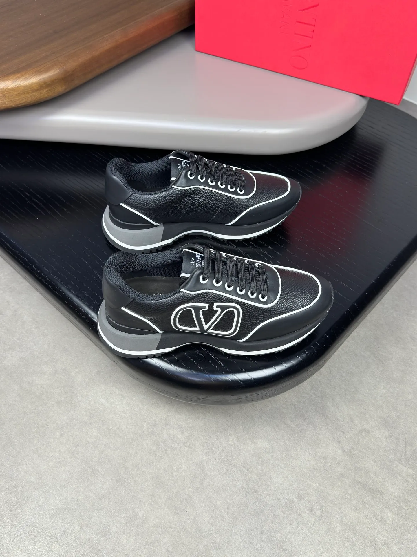 [VALENTINO] Valentino men's shoes 💰500💰 - High-end quality original order - Upper: 🔝 Nappa calf leather, tumbled calf leather, sewn brand plastic totem - Lining: brand mesh canvas, foot pad; water-dyed cow leather - Outsole: multi-color wear-resistant velvet·rubber; combined molded outsole -Super high quality control·Fine workmanship: highlighted (high-end·luxury·grade) -Size :38-44 (45 can be customized)·3300